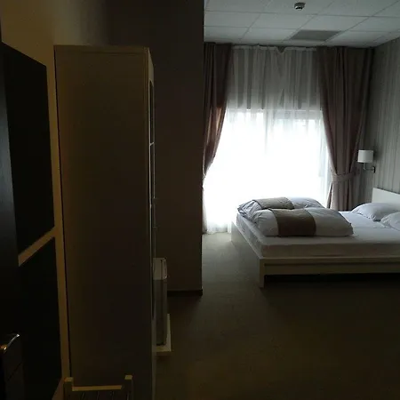 International 3* スコピエ